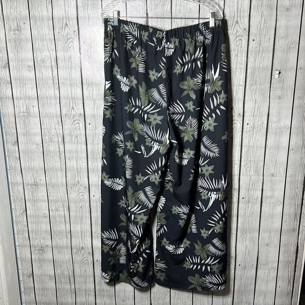 Shein Mulvari Plus Solid Crop Top & Tropical Prin… - image 8